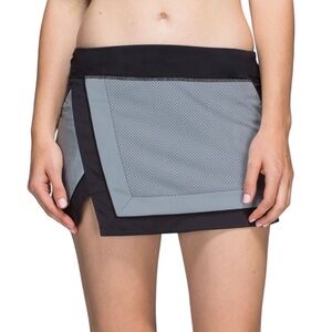 RARE!!! LULULEMON Light It Up Silver/Black Reflective Skirt Size 6